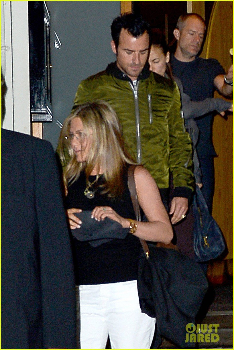 jennifer-aniston-sports-glasses-for-nobu-date-night-with-justin-theroux-01.jpg