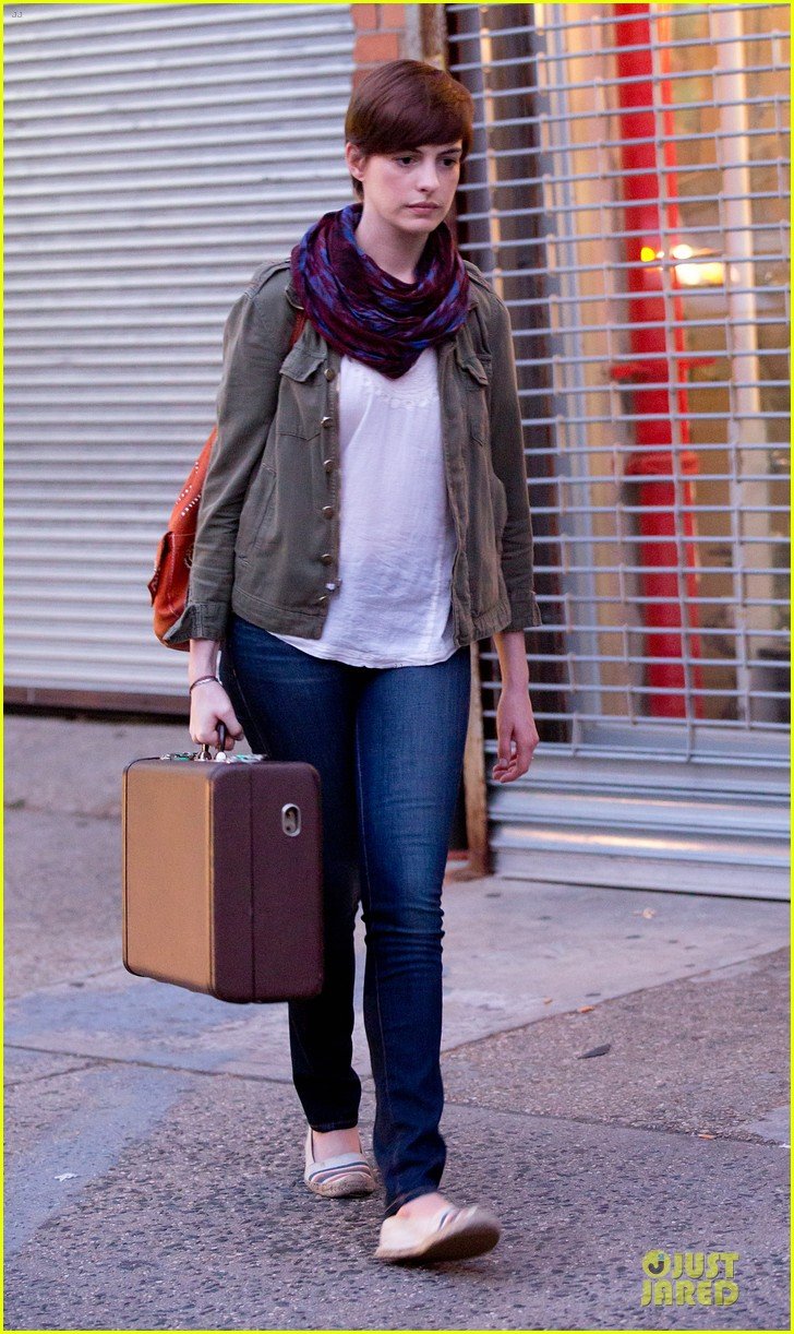 anne-hathaway-pink-book-carrier-on-song-one-set-05.jpg