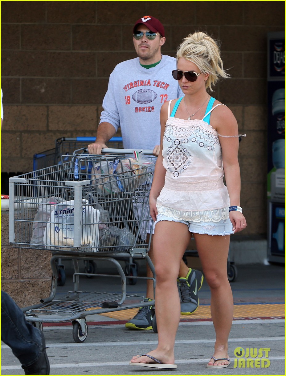 britney-spears-david-lucado-hold-hands-on-fourth-of-july-03.jpg