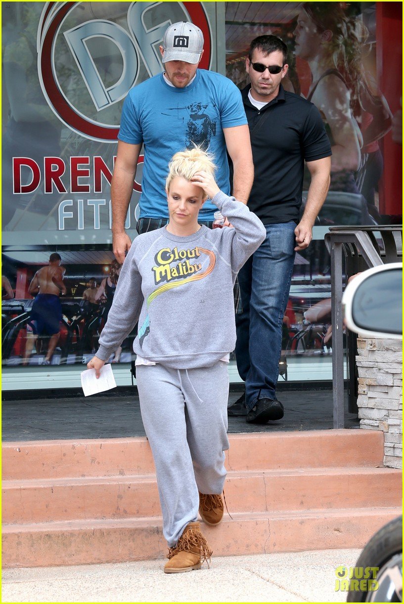 britney-spears-errands-after-movies-with-the-boys-01.jpg