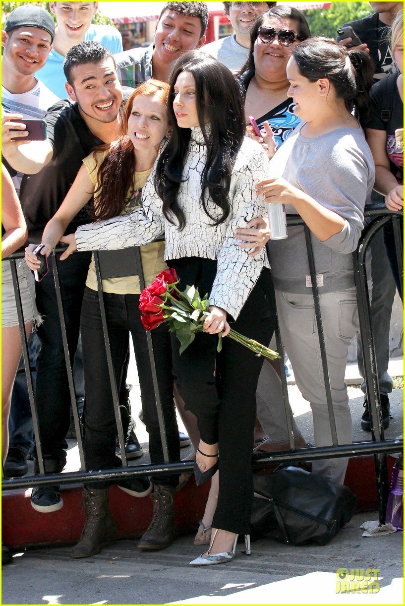 lady-gaga-poses-with-fans-with-fans-without-applause-makeup-08.jpg
