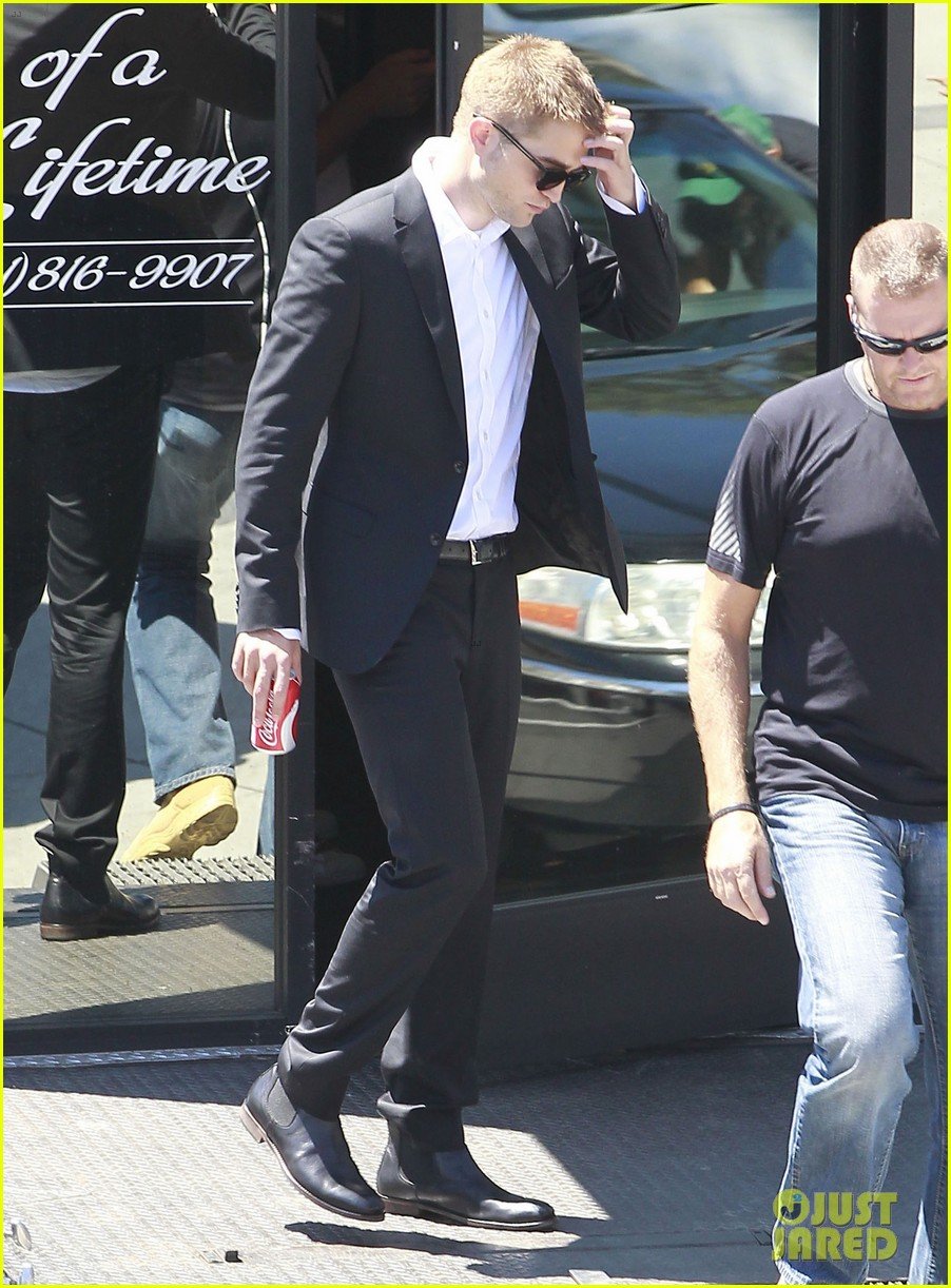 robert-pattinson-all-smiles-on-set-after-security-guard-scuffle-15.jpg