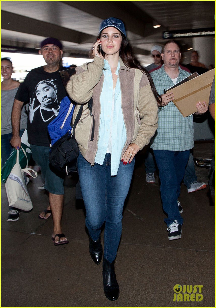 lana-del-rey-catches-cab-at-lax-after-lollapallooza-02.jpg
