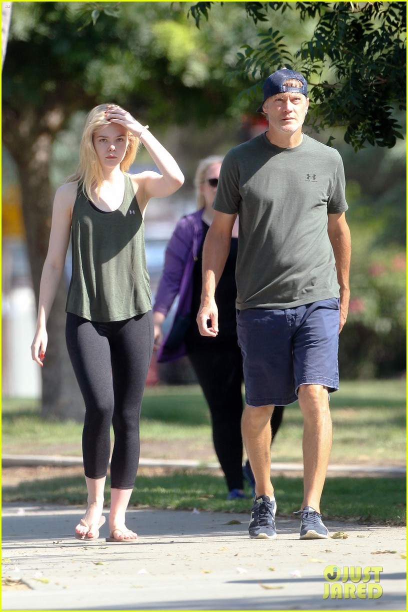 elle-fanning-works-out-with-her-dad00201.jpg