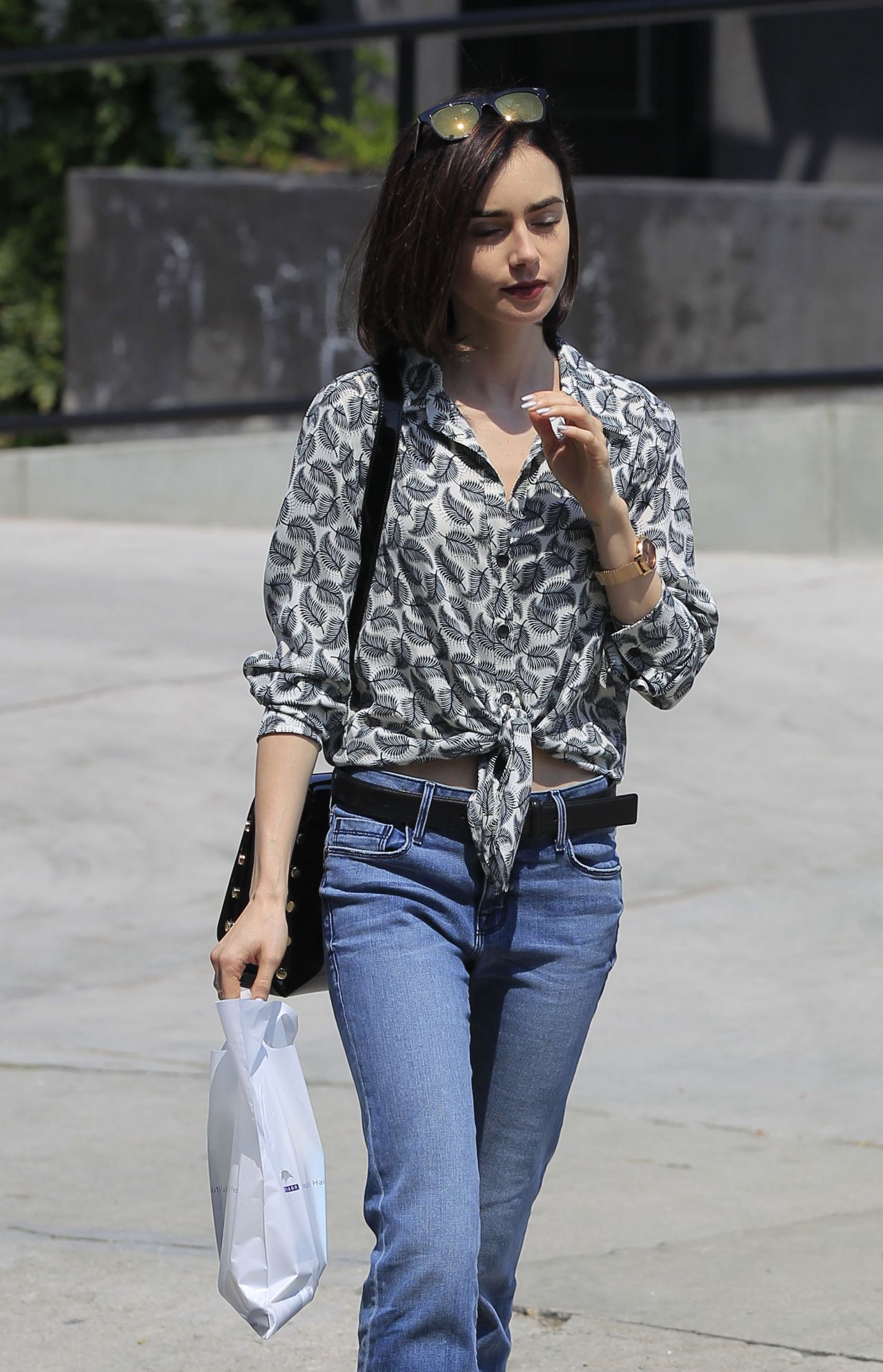 lily-collins-out-in-beverly-hills-8-25-2016-16.jpg