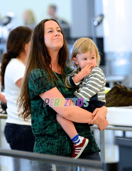 alanis-morissette-departs-from-lax-with-her-family__oPt.jpg