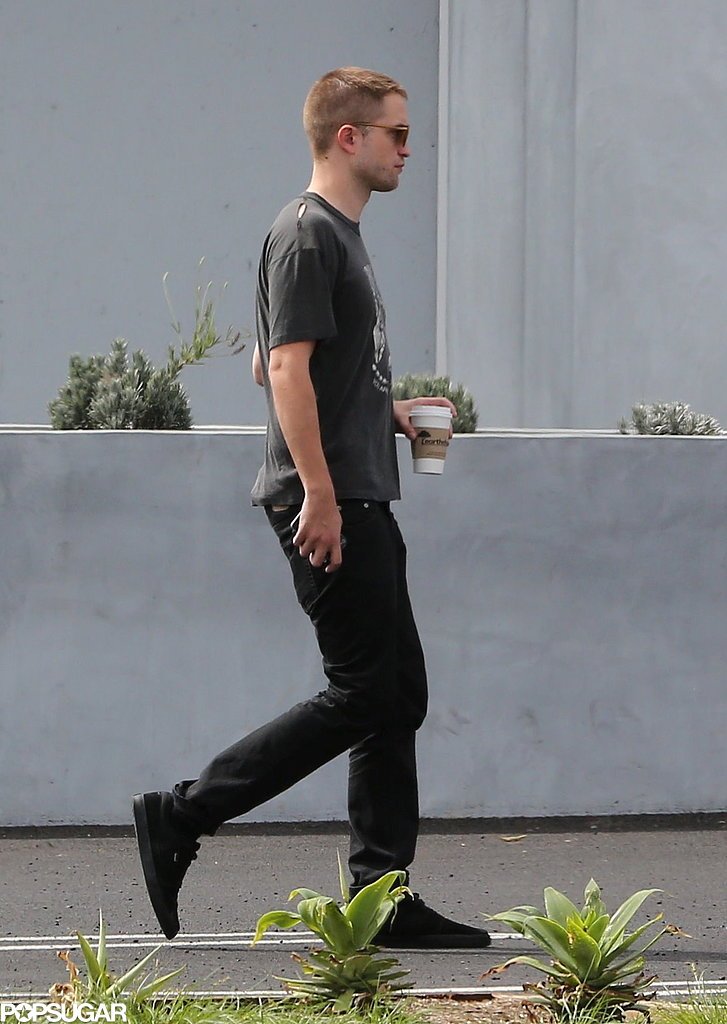 Rob-and-Kristen-out-in-LA-4th-April-2013-with-friends-and-holding-hands-robert-pattinson-and-kristen-stewart-34149992-727-1024.jpg