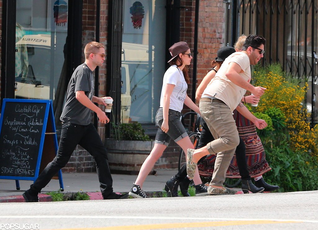 Rob-and-Kristen-out-in-LA-4th-April-2013-with-friends-and-holding-hands-robert-pattinson-and-kristen-stewart-34150066-1024-740.jpg