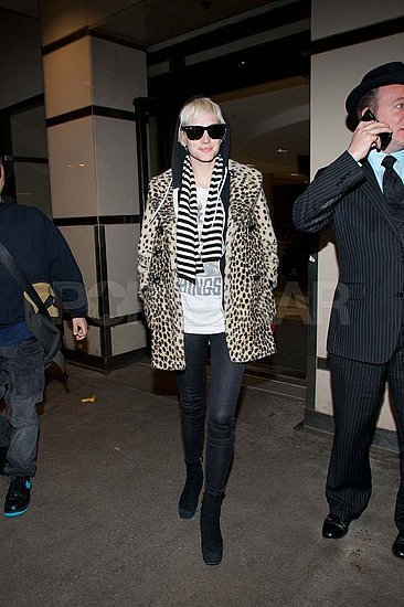Pictures-Ashlee-Simpson-Arriving-LAX-Alone.jpg