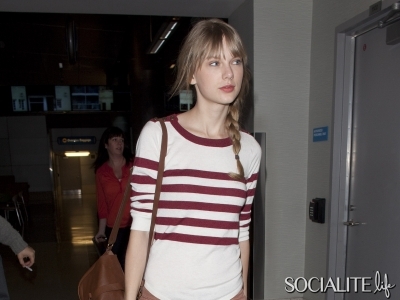 Country-singing-sensation-Taylor-Swift-goes-make-up-free-as-she-boards-a-flight-at-Los-Angeles-International-Airport-1-400x300.jpg