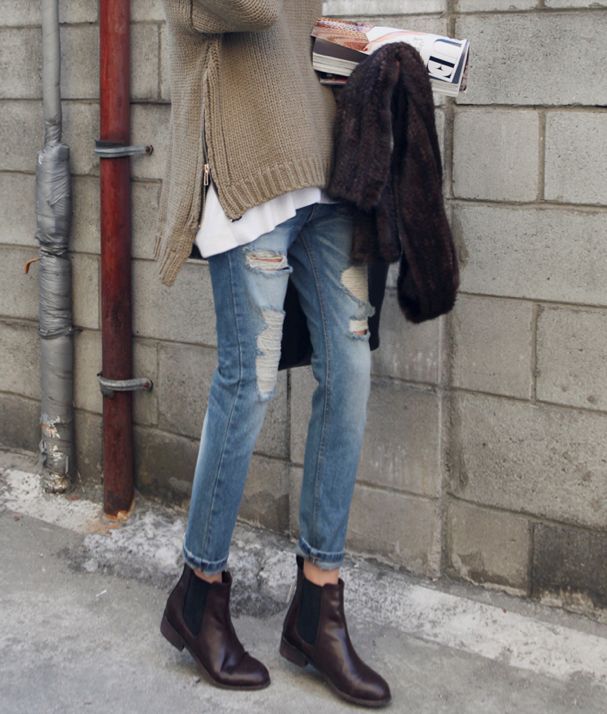 oversized-sweater-distressed-denim-chelsea-boots-fur-ia-inunomimi.tumblr.com_.jpg