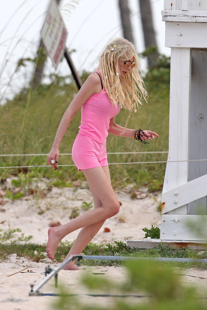 Taylor-Momsen-at-the-beach-in-pink--01-720x1080.jpg