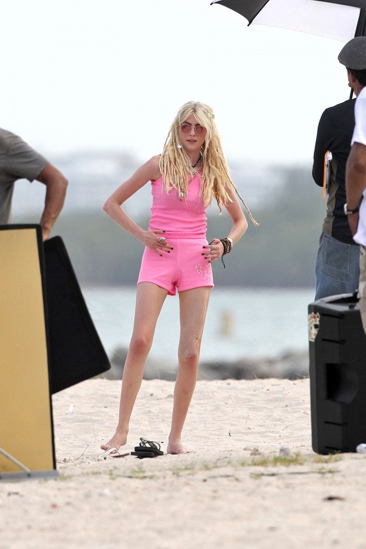 Taylor-Momsen-at-the-beach-in-pink--03-720x1080.jpg