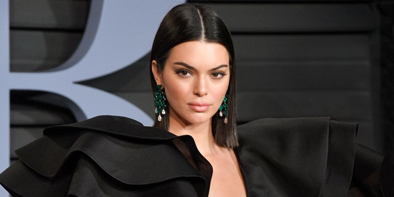 Kendall Jenner Shows Lots of Leg at the MMVAs - 29Secrets